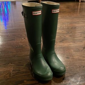 Hunter rain boots in hunter green color, like new!!